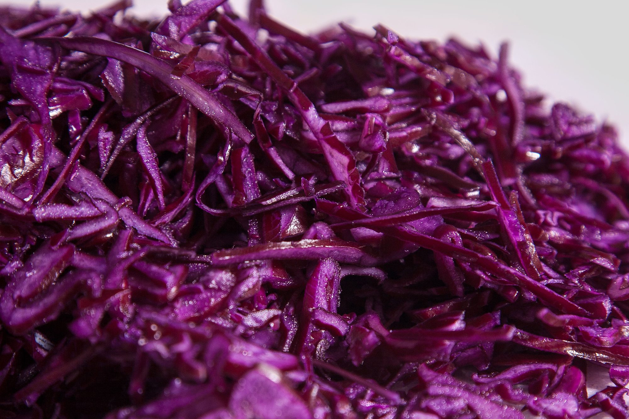 Rotkohl in feinen Streifen