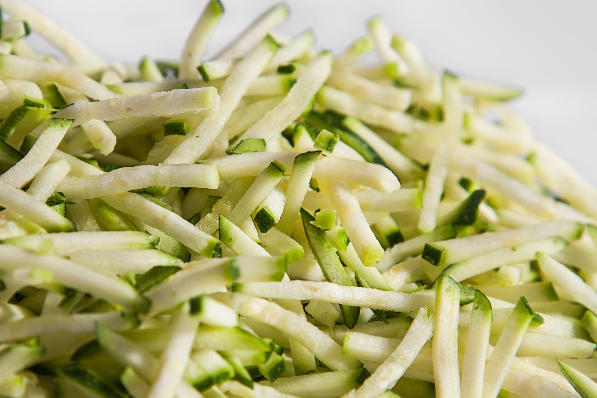 Zucchini in feinen Stiften