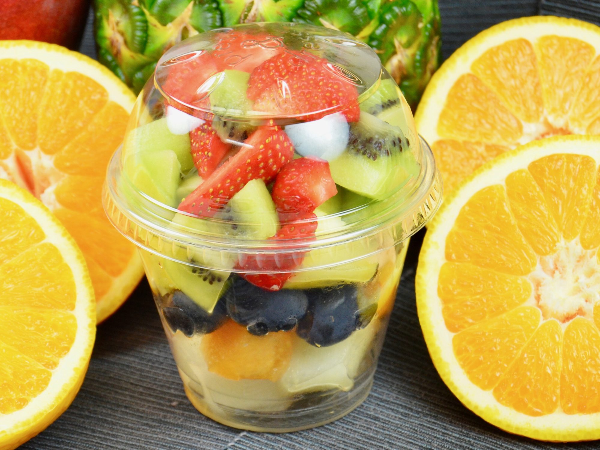 Obst im Becher mit Deckel