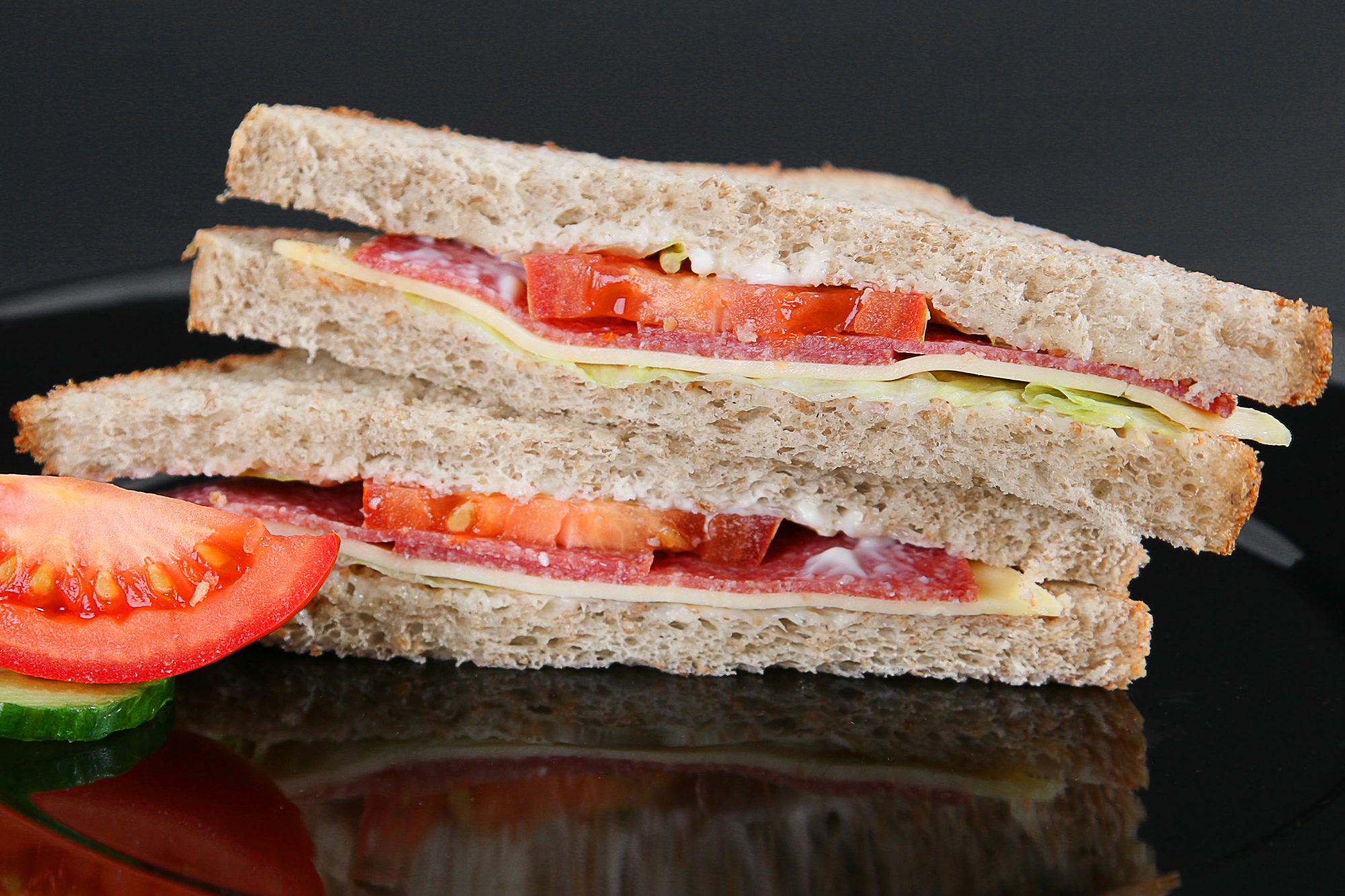 Vollkorn-Sandwich mit Salami und Käse