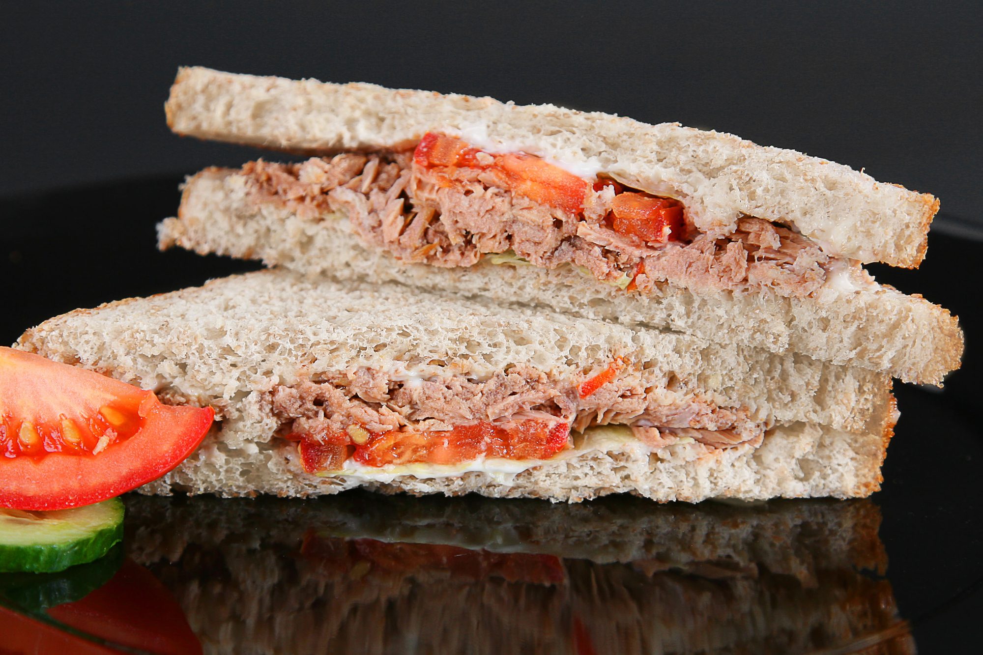 Vollkorn Sandwich mit Thunfisch, halbiert