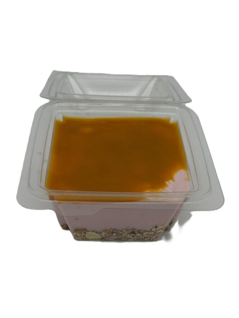 Erdbeerquark mit Müsli und Mango im Becher