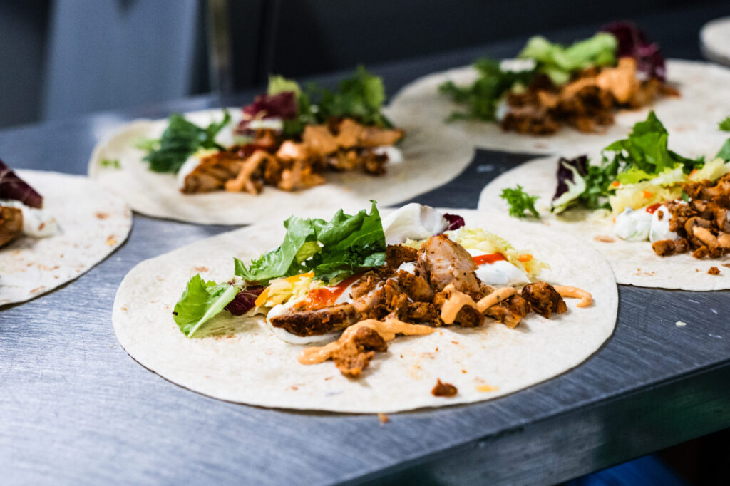 Belegte Wraps auf dem Arbeitstisch