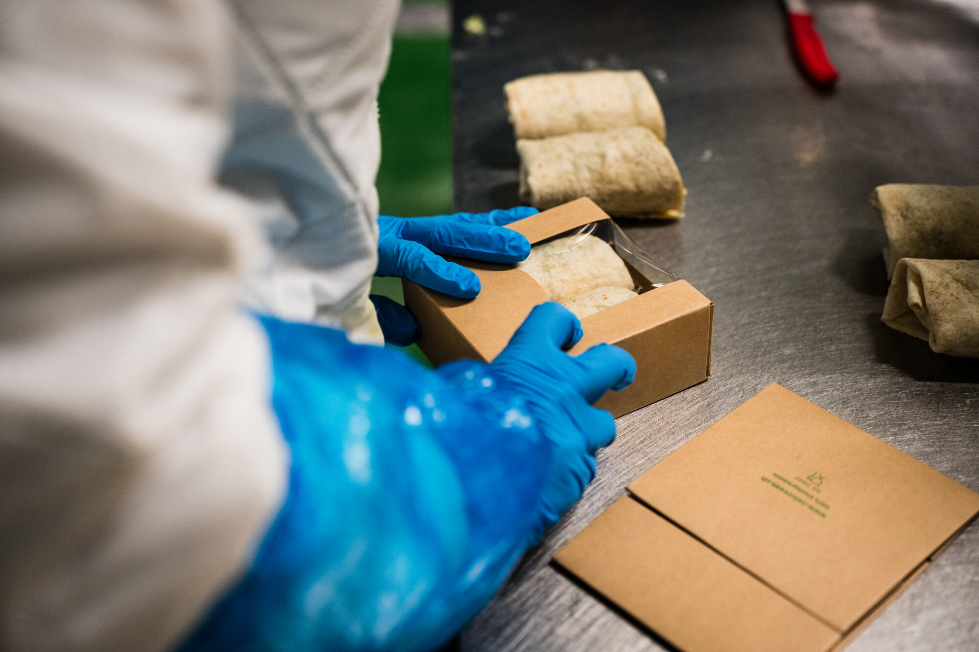 Wraps werden in Kartons aus Kraftpapier verpackt