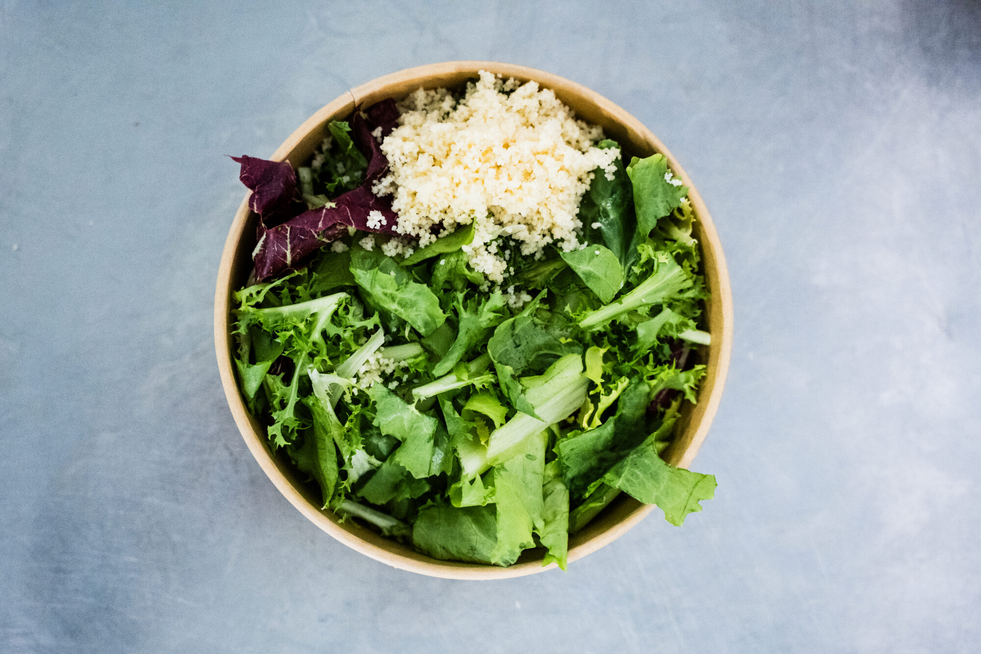Fertige Salatbowl in der Pappschale