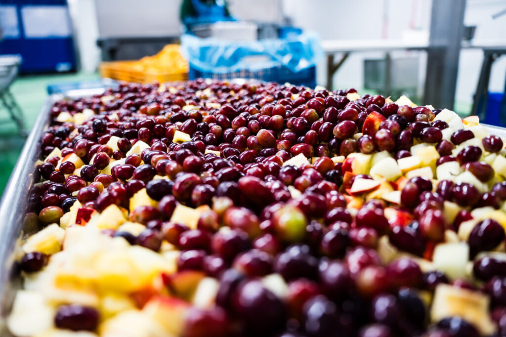 Frisch geschnittener Obstsalat in der Wanne