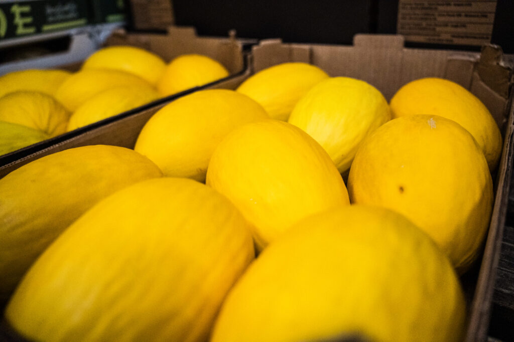 Melonen in Transportkisten im Wareneingang