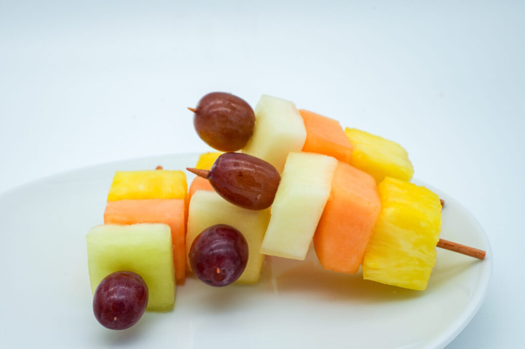 Obstspieße mit Melone, Ananas und Trauben