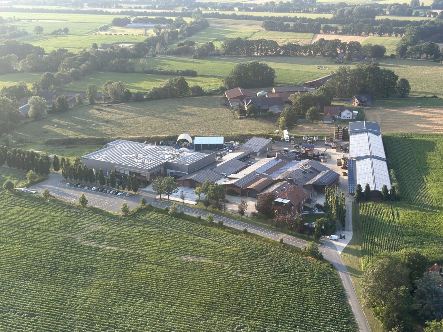 Luftaufnahme des Betriebs in Delbrück-Westenholz, ringsum Felder