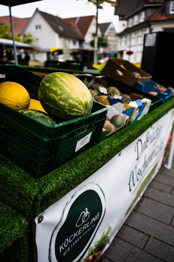 Melonen in der Kiste vor dem Köckerling-Banner am Marktstand