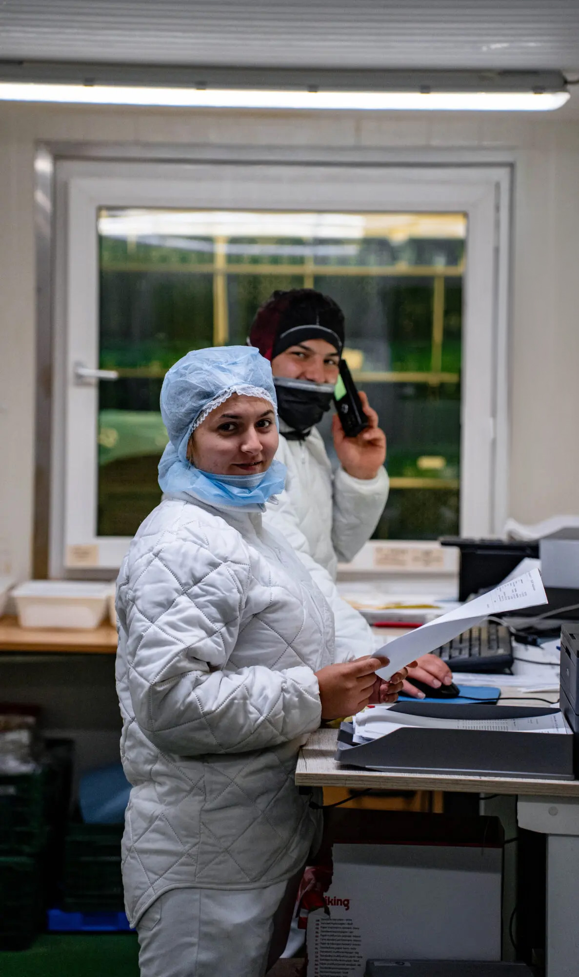 Mitarbeiterin und Kollege im Produktionsbüro