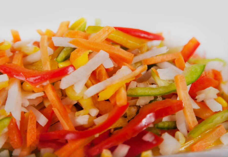 Mexiko-Salat aus Streifen von Paprika, Möhren und Weißkohl