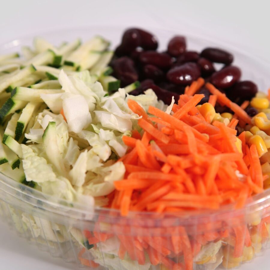 Vegetarischer Salat-Cup mit Möhren, Mais, Kidneybohnen, Zucchini und Weißkohl